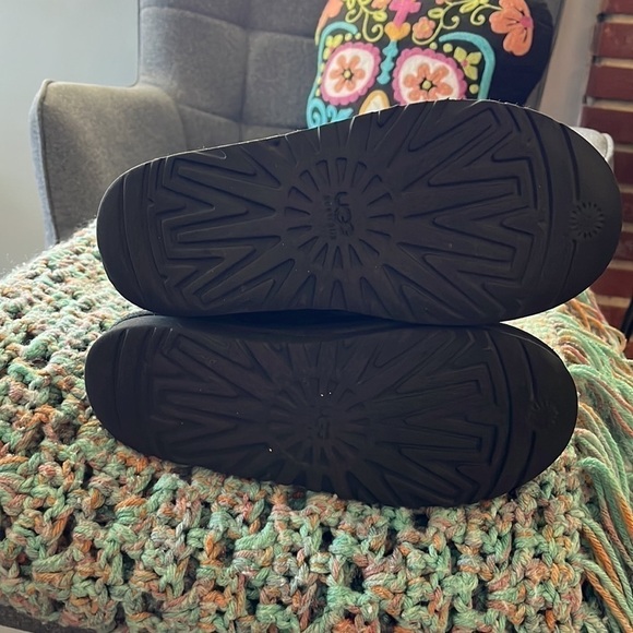 UGGs size 5 ladies mid calf leather zipper boots. Great condition. Wear on toe - Picture 6 of 7